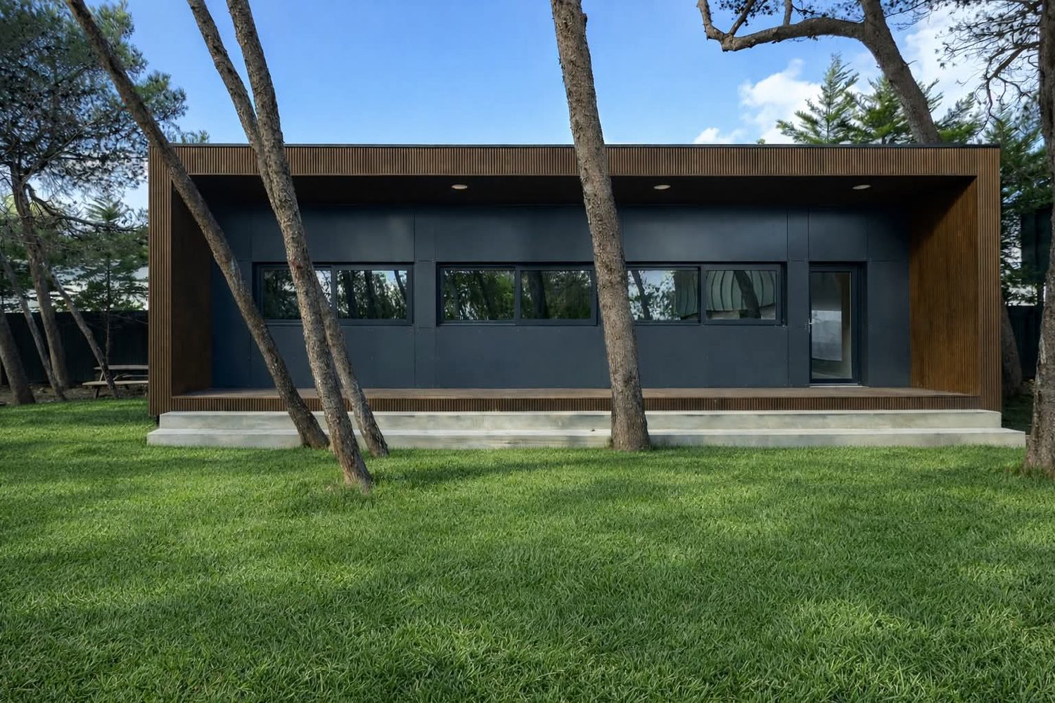 Fachada moderna renovada com paineis isotermicos pretos e de madeira