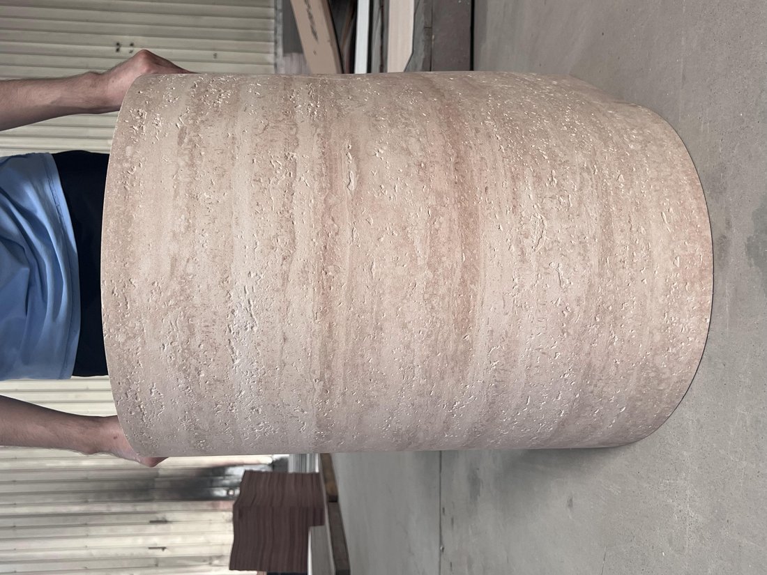 Pedra flexível a revestir uma coluna curva