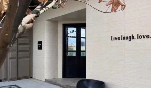 Fachada de estabelecimento revestida a pedra flexível de travertino
