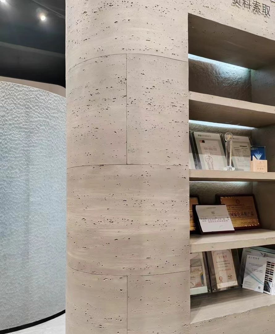 Sala com parede e estante em pedra flexível de travertino