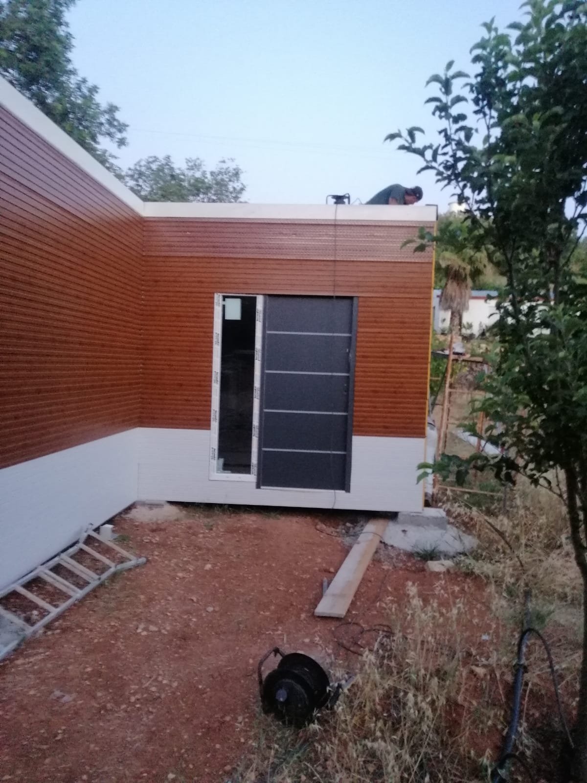 Módulo com fachada terminada em painéis isotérmicos
